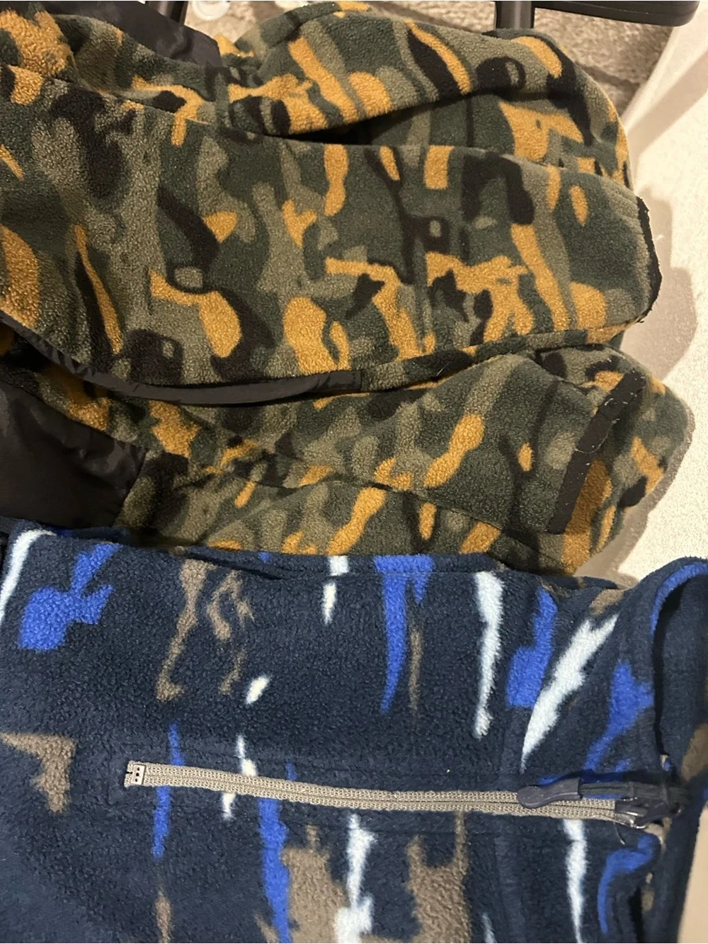 2pcs winter Camouflage Zip-Up Fleece Jacket+8 shirt’s short & sleeve like new🤩